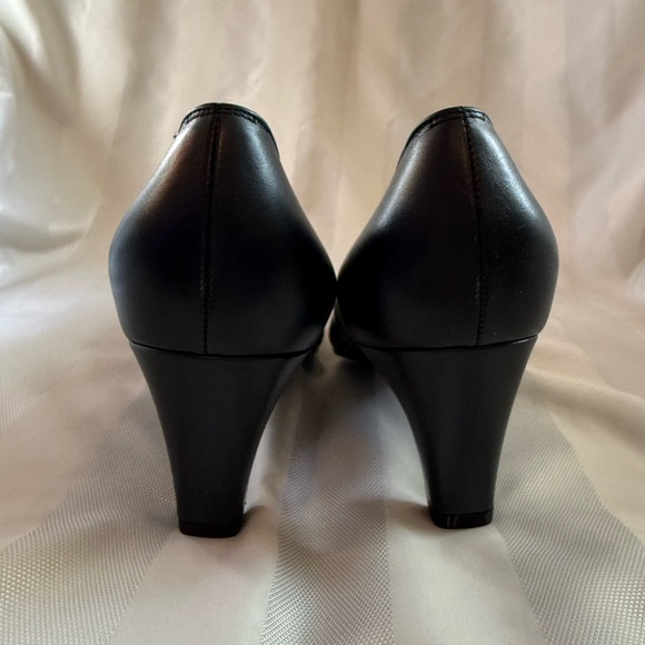 Salvatore Ferragamo Blue Leather Pumps - Size 8 1/2 - Picture 4 of 8